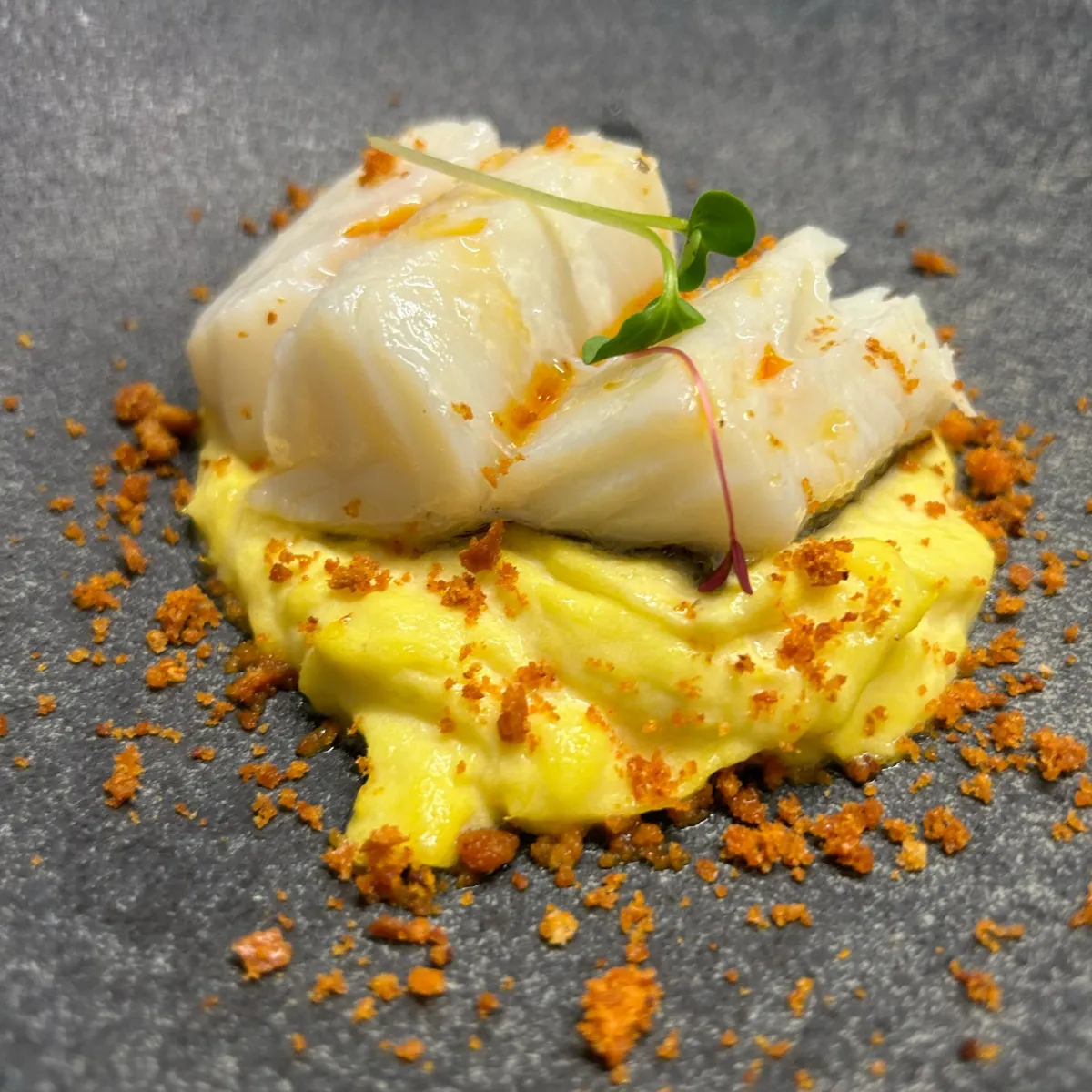 Bacalao sobre parmentier de patata con crujiente, en La Estrella 1924