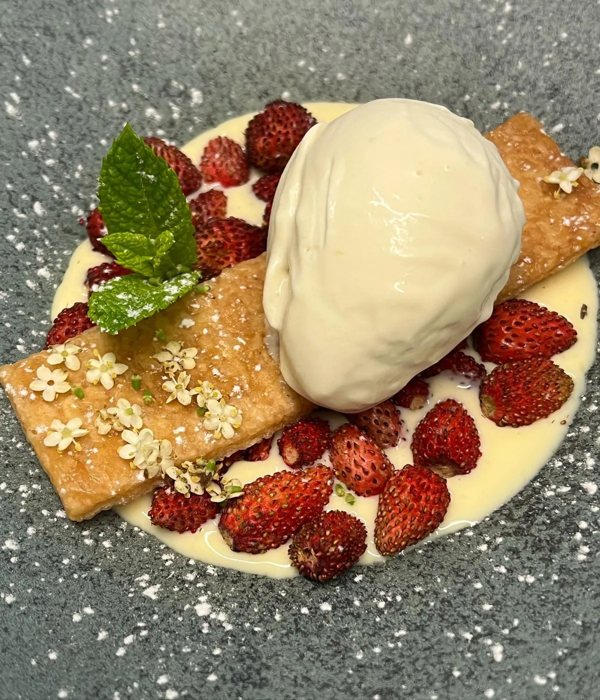Fresitas del bosque con crema y helado, postre de La Estrella 1924