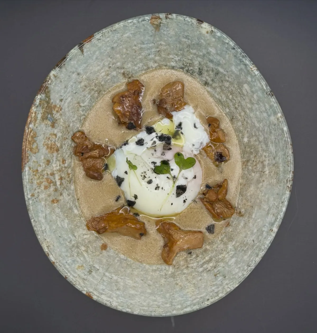 Huevo a baja temperatura con rebozuelos y crema de setas en La Estrella 1924