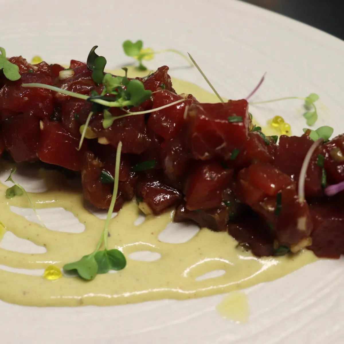 Tartar de atún rojo con brotes en La Estrella 1924